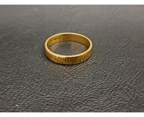EIGHTEEN CARAT GOLD WEDDING BANDwith textured detail, ring size M-N and approximately 2.8 grams 