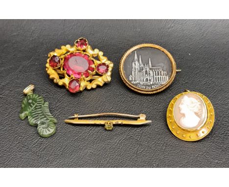 FOUR VINTAGE BROOCHESincluding a cameo example; and a jade coloured hardstone seahorse pendant (5) 