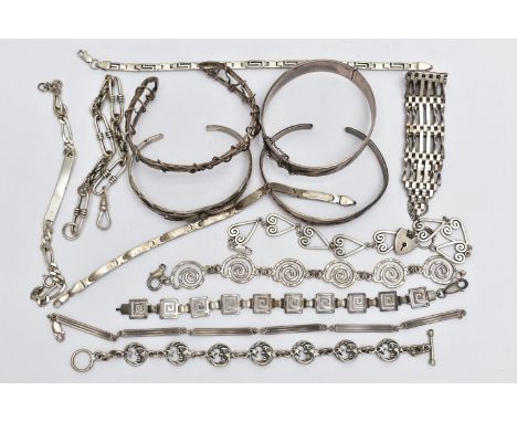 A BAG OF ASSORTED WHITE METAL JEWELLERY, to include a silver hinged bangle, hallmarked London 1972, a silver wire wrapped cuf