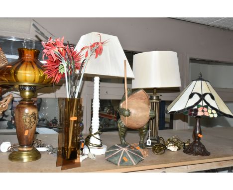 A GROUP OF TABLE LAMPS AND OTHER HOMEWARES, to include a modern table lamp with leaded glass shade, three contemporary style 