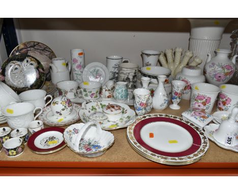 A QUANTITY OF WEDGWOOD GIFTWARE AND TEAWARES, comprising eight pieces of 'Meadow Sweet' pattern giftware, a cream Williamsbur