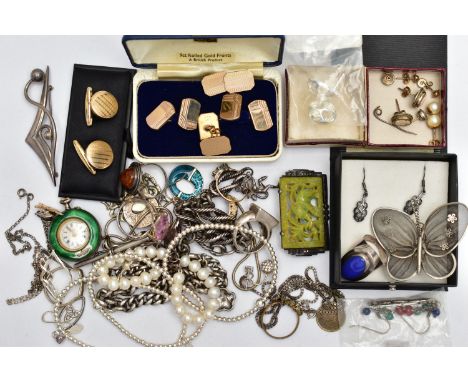 A BAG OF ASSORTED JEWELLERY AND ITEMS, to include a yellow metal golfing figure pin, unmarked, with a white metal safety cap,