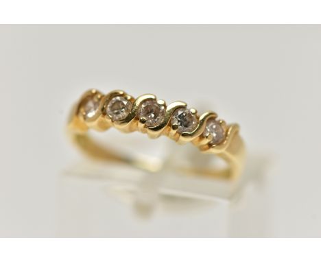 A YELLOW METAL FIVE STONE DIAMOND RING, five round brilliant cut diamonds, estimated total diamond weight 0.25cts, each in a 