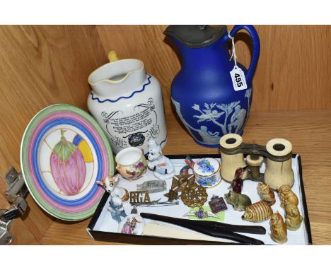 A BOX AND LOOSE MILITARY BADGES, CERAMICS AND SUNDRY ITEMS, to include a Royal Garrison Artillery shoulder title, an RAF king