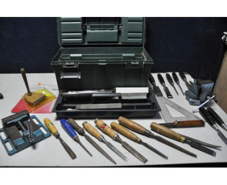 A PLASTIC TOOLBOX CONTAINING A SELECTION OF CHISELS to include Marples, Diamond brand, Henry Taylor and unbranded chisels alo