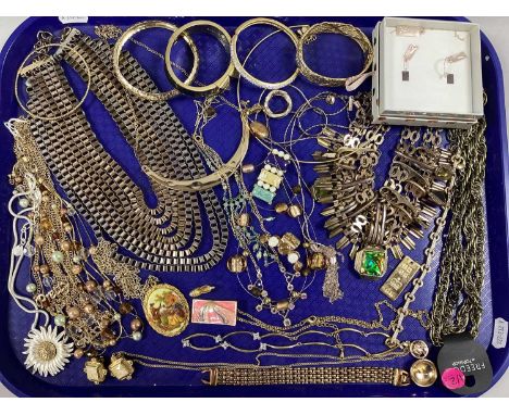 A Collection of Gilt Tone Costume Jewellery, to include daisy shaped pendant necklace, gate link bracelet, statement collaret