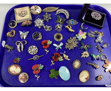 A Collection of Modern Brooches, to include gilt tone foliage design, costume cameo portrait, enamel inlaid butterfly, diaman