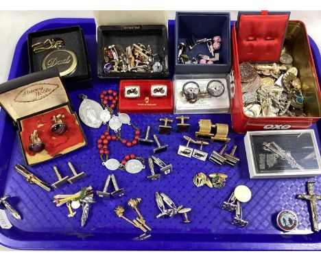 A Collection of Gent's Accessories, including gilt tone glass agate cufflinks, enamel inlaid button pin, "The Greatest Dad" m