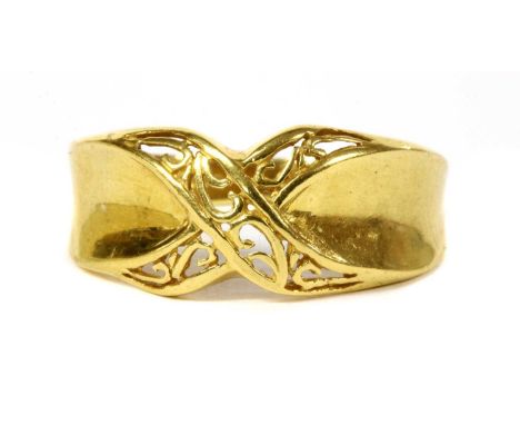 A 22ct gold ring, the pierced crossover design head, to tapered shoulders and a plain shank, Birmingham 2001, 5.01g.Finger si