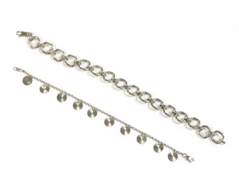 A 9ct white gold bracelet, belcher link chain suspending radial patterned discs, to side lever clasp, Birmingham 2003, 180mm 