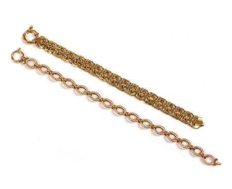 A 9ct rose gold textured hollow oval link bracelet, the links joined by plain polished hollow jump rings, to jumbo bolt ring 