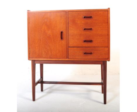 A retro mid 20th Century teak sideboard credenza cabinet of small proportions.&nbsp; Having cupboard storage with bank of fou