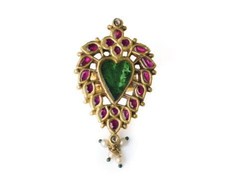A GEM SET GOLD PENDANT, INDIA, 19TH/20TH CENTURY converted into a finger ring, in the form of a green foiled back heart, fram