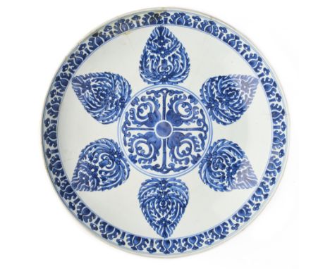 A CHINESE BLUE AND WHITE PORCELAIN DISH FOR THE ISLAMIC MARKET, QING DYNASTY, KANGXI PERIOD (1662-1722) with central stylised
