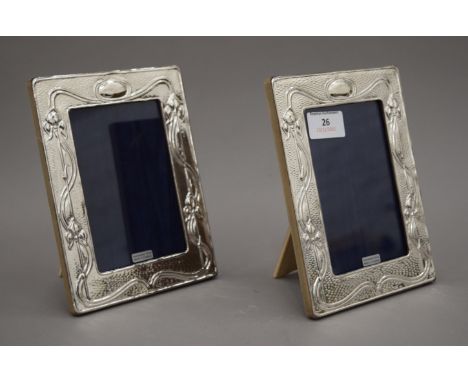 A pair of silver photograph frames. 14 x 18.5 cm.