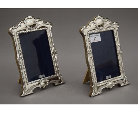 A pair of silver photograph frames. 15 x 21.5 cm.
