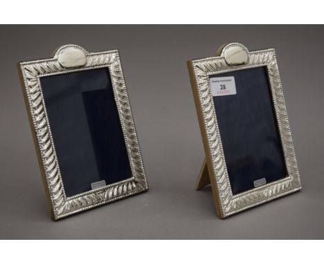 A pair of silver photograph frames. 13.5 x 19 cm.