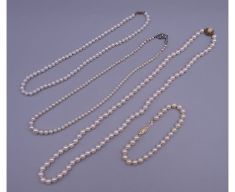 Two 9 ct gold set pearl necklaces, a 14 K gold set pearl bracelet and another pearl necklace. The largest 59.5 cm long.