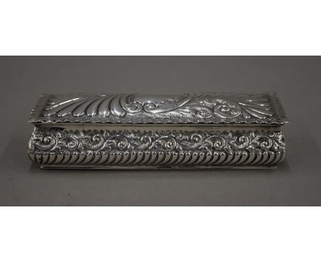 A small silver trinket box. 12 cm long. 82.5 grammes.