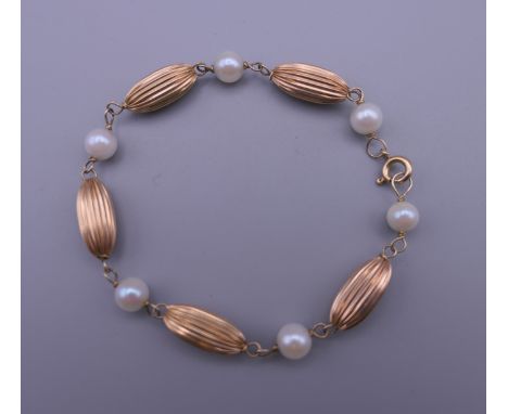A 14 K gold and pearl bracelet. 17 cm long. 4.9 grammes total weight.