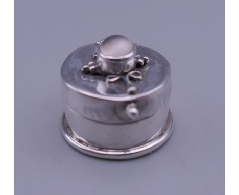 A small silver and moonstone patch box. 1.8 cm diameter.