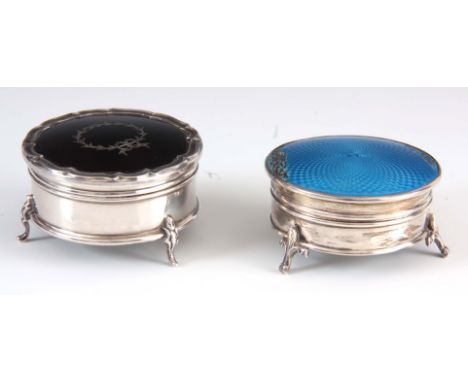 TWO EDWARDIAN SILVER RING BOXES the first with tortoiseshell and silver inlaid hinged lid 6.5cm diameter, the second with blu