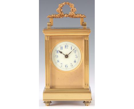 AN EARLY 20th CENTURY FRENCH CARRIAGE CLOCK the brass case with reeded columns enclosing a 5cm gilt masked porcelain dial wit