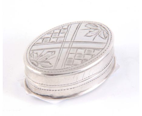 AN EARLY 19th CENTURY SILVER OVAL PATCH BOX with bright-cut decoration 25mm wide, app. 4.6g -Joseph Taylor, Birmingham 1803