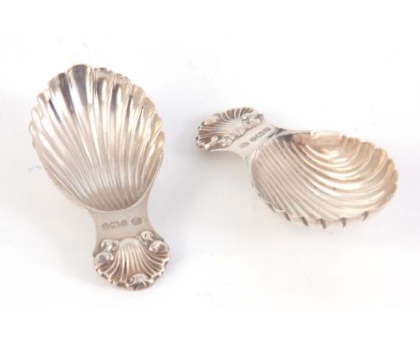 A PAIR OF SILVER ROCOCO STYLE CADDY SPOONS app. 39g