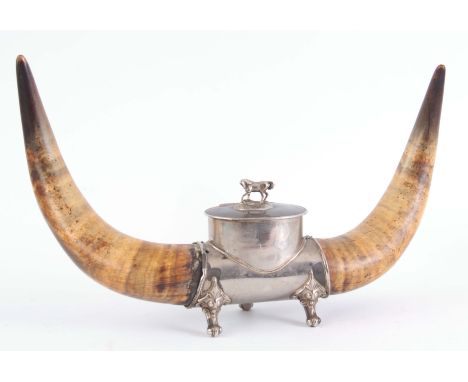 A LATE 19th CENTURY TABLE SNUFF BOX with mounted cow horns and hinged lid surmounted by a horse 46cm wide