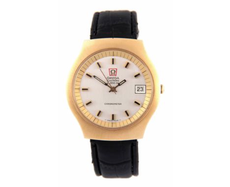 A GENTLEMAN'S 1970's OMEGA ELECTRONIC F300HZ 'HUMMER' WRIST WATCH on a black leather strap, having a goldplated case enclosin