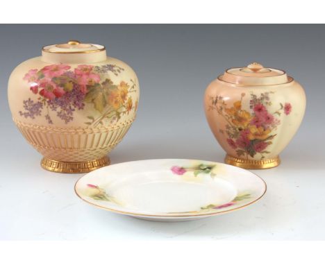 THREE PIECES OF EARLY 20TH CENTURY ROYAL WORCESTER PORCELAIN including two blush ivory potpourri jars, tallest being 13cm hig