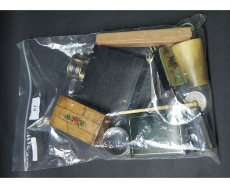 Collectibles, to include a lacquered snuff box, horn beaker, costume brooches etc.