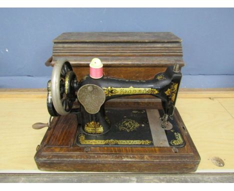 Vintage Singer sewing machine in case (no key)&nbsp;