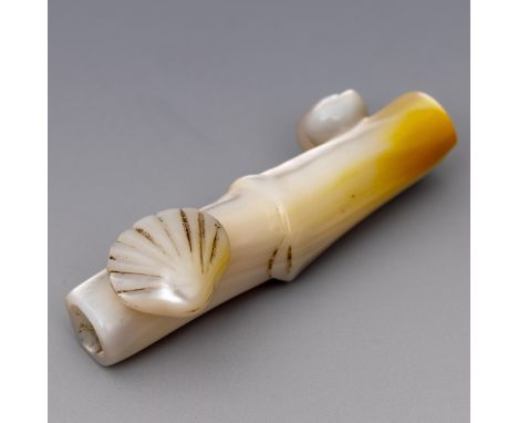 Japan, mother of pearl netsuke; bamboo wit (conch)shells l. 6 cm. Uit de nalatenschap van Clemens Merkelbach van Enkhuizen [1