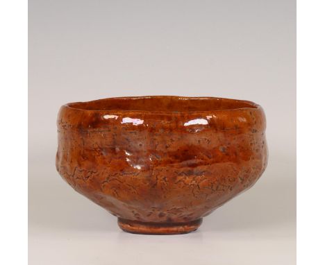 Japan, Ohi ceramic chawan, 20th century, covered with an amber glaze, with original wood box. (hairline) h. 7,5 x diam 12 cm 