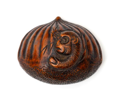 Japan, wooden netsuke, Edo period; Chestnut with a monkey l. 5 cm.  Uit de nalatenschap van Clemens Merkelbach van Enkhuizen 
