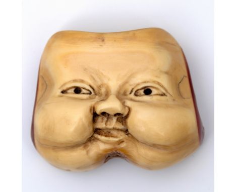 Japan, hornbill netsuke; Kyogen mask, Okame 4 x 4,5 cm. Uit de nalatenschap van Clemens Merkelbach van Enkhuizen [1]