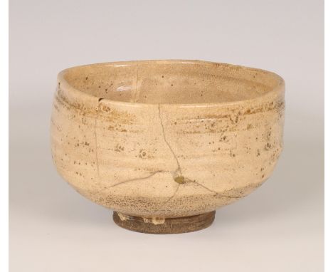 Japan, Hagi ceramic tea bowl, Edo period (1603-1868) covered with a crackled cream glaze (broken and reglued) h. 8 x diam. 12
