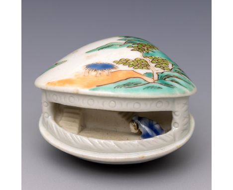 Japan, Hirado porcelain netsuke 'Clams dream' l. 5 cm. Uit de nalatenschap van Clemens Merkelbach van Enkhuizen [1]