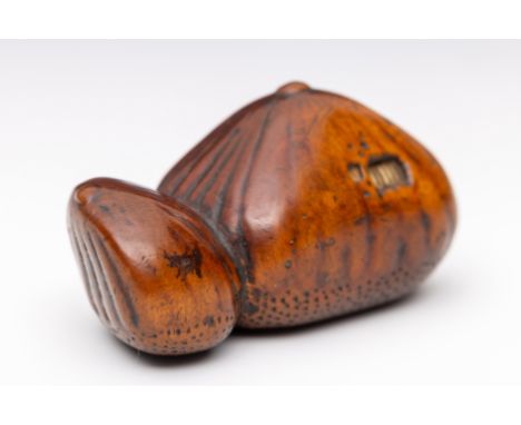 Japan, bamboo netsuke, Edo period; two chestnuts l. 5,5 cm. Uit de nalatenschap van Clemens Merkelbach van Enkhuizen [1]