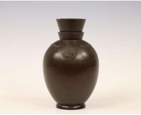 Japan, a bronze Art Deco vase, signed Horo Joshin (1907-1993), Taisho periode (1912-1926), the upper part modelled with abstr