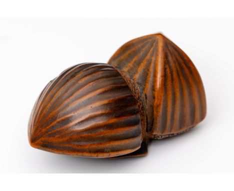 Japan, boxwood netsuke, Meiji period; Chestnuts l.4,5 cm. Uit de nalatenschap van Clemens Merkelbach van Enkhuizen [1]
