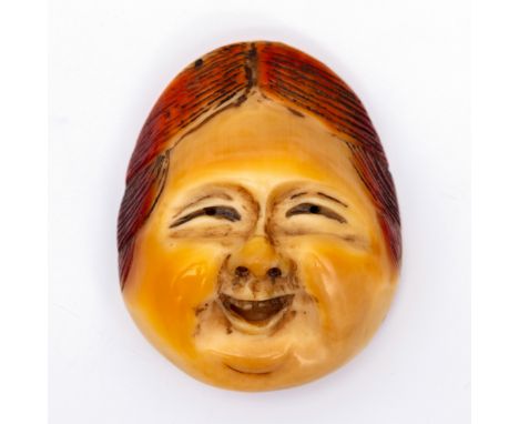 Japan, hornbill netsuke; Kyogen mask, Okame 5 x 4 cm. Uit de nalatenschap van Clemens Merkelbach van Enkhuizen [1]
