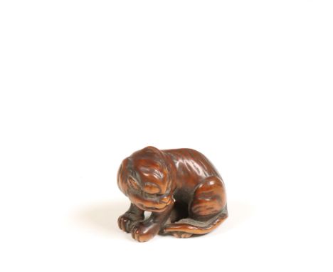 Japan, boxwood netsuke, 'Tiger', Edo period (1615-1868); Signed Minkoku. (slight crack). h. 3 cm, l. 3,6 cm Provenance: Parti