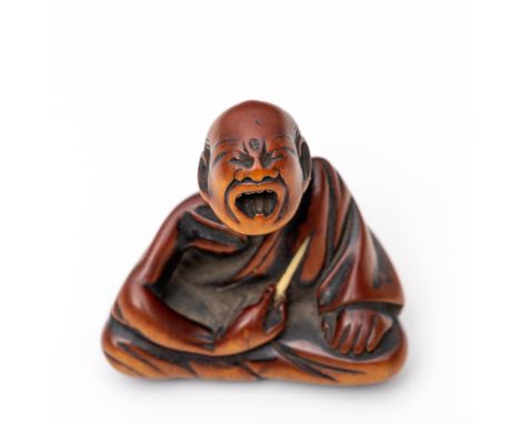 Japan, wooden netsuke, Edo period; seated figure of monk applying moxa, (signature plaque missing) h. 3,5 cm. Uit de nalatens