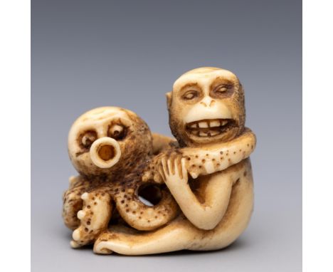 Japan, stag-hor netsuke,Meiji/Thaisho period; octopus and monkey. With natural Himotoshi l. 3 cm.  Uit de nalatenschap van Cl