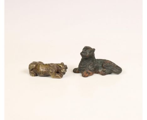 China, two bronze scroll weights, Qing dynasty (1644-1912), each shaped as a crouching dragon (some wear) l. 5,5-7 cm [2]
