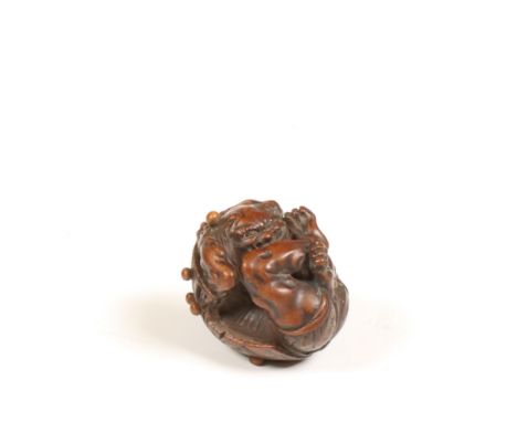 Japan, boxwood netsuke 'oni hiding under hat during Setsubun', Edo period, (1615-1868); Carried out with natural himotochi. S