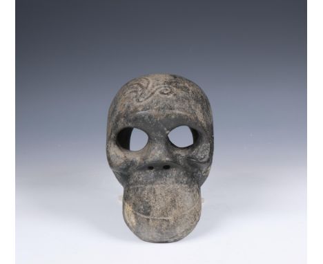 China, black stone model of a skull, in Hongshan style, with clan emblem in relief (wear) l. 15 cm [1]